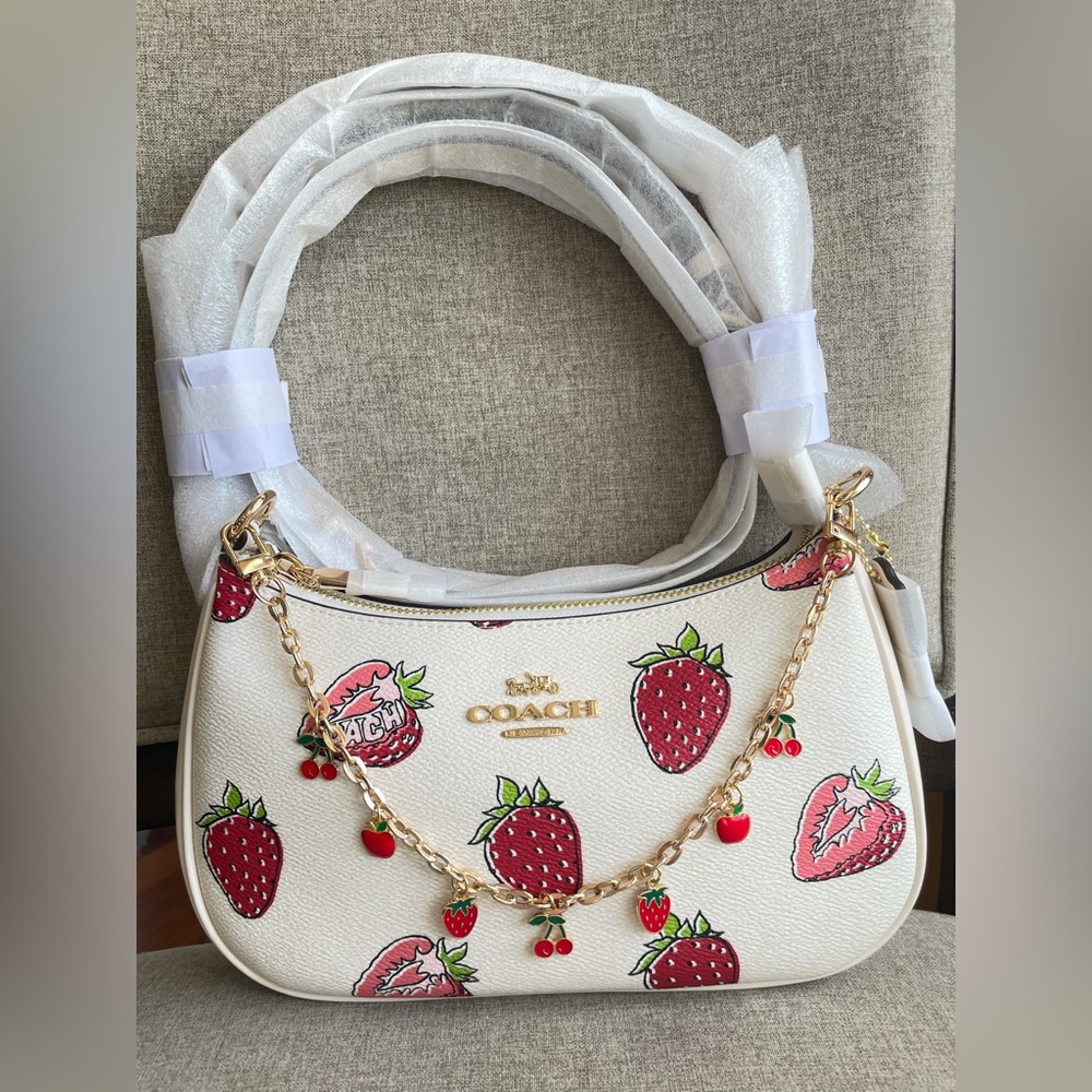 NWT！3PCS COACH TERI SHOULDER BAG WITH STRAWBERRY➕CARD WALLET➕STARWBERRY CHAIN - Picture 2 of 11